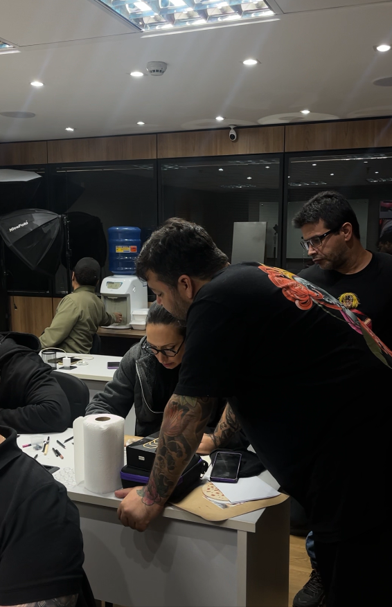 Processo de tatuagem no workshop