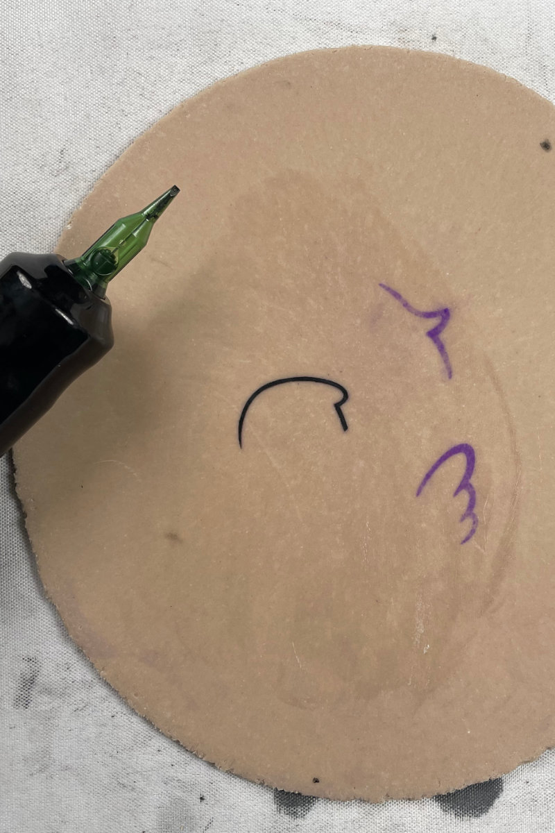 Máquina de tatuagem e equipamentos