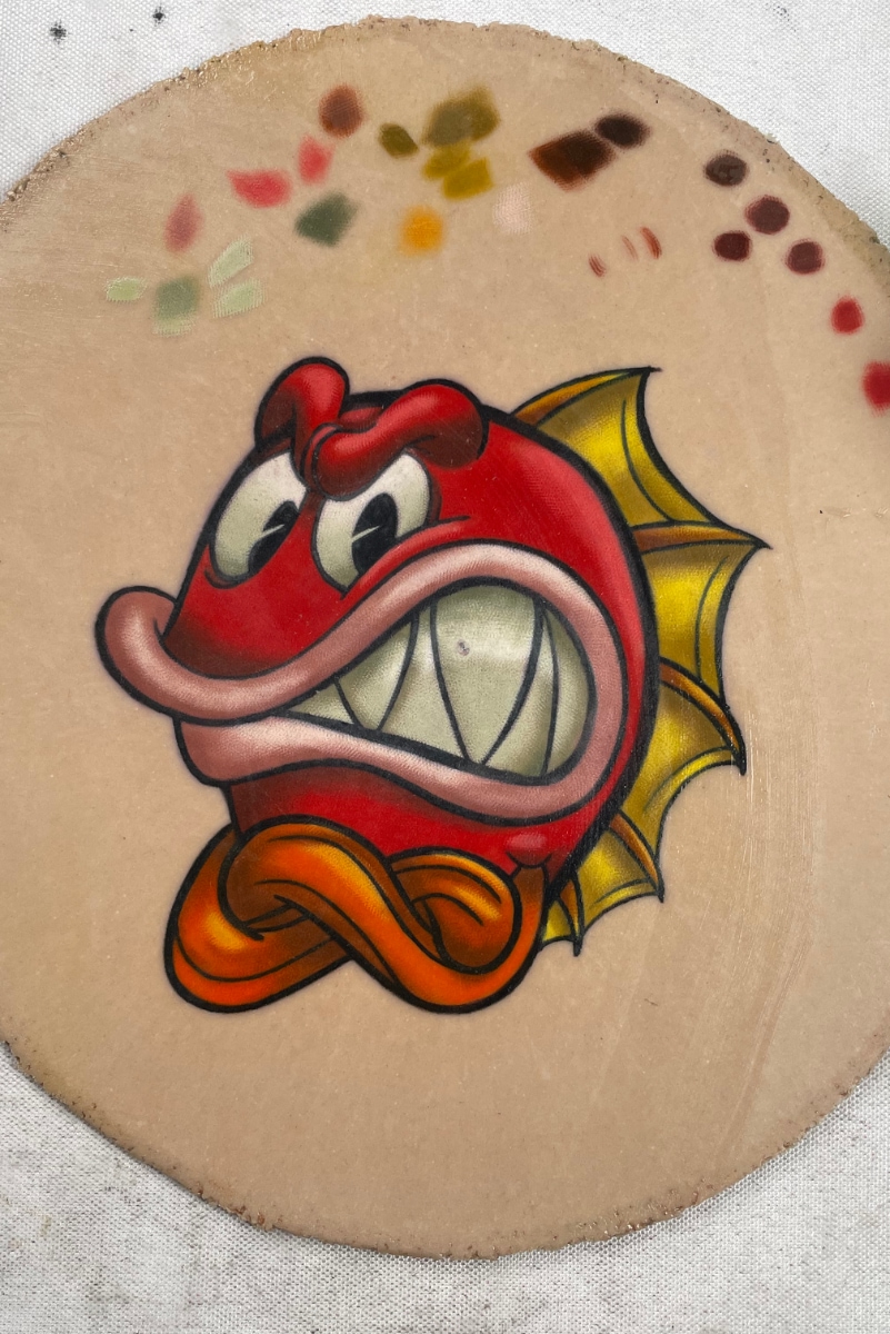 Artista tatuando — trabalho em execução