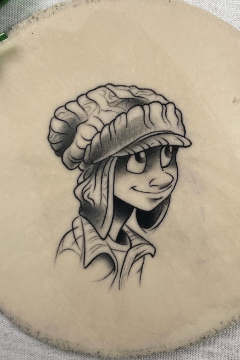 Sessão de tatuagem em preto e cinza