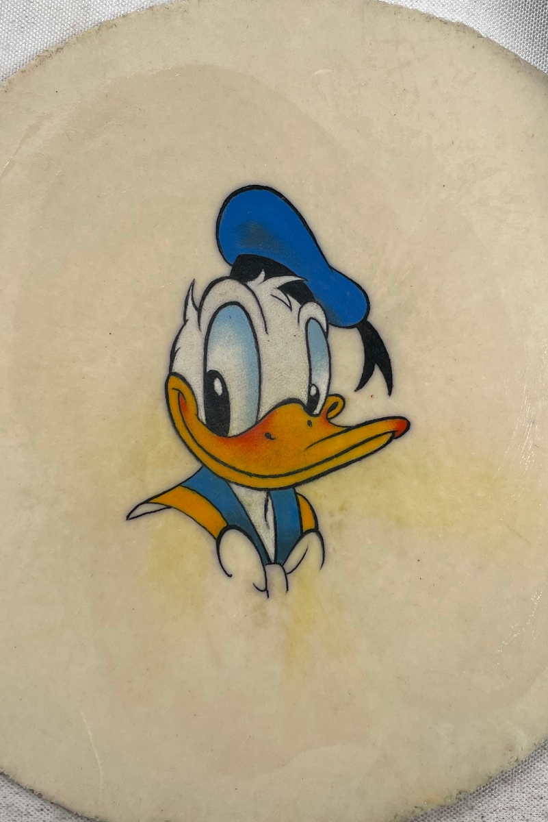Sessão de tatuagem em ambiente de estúdio