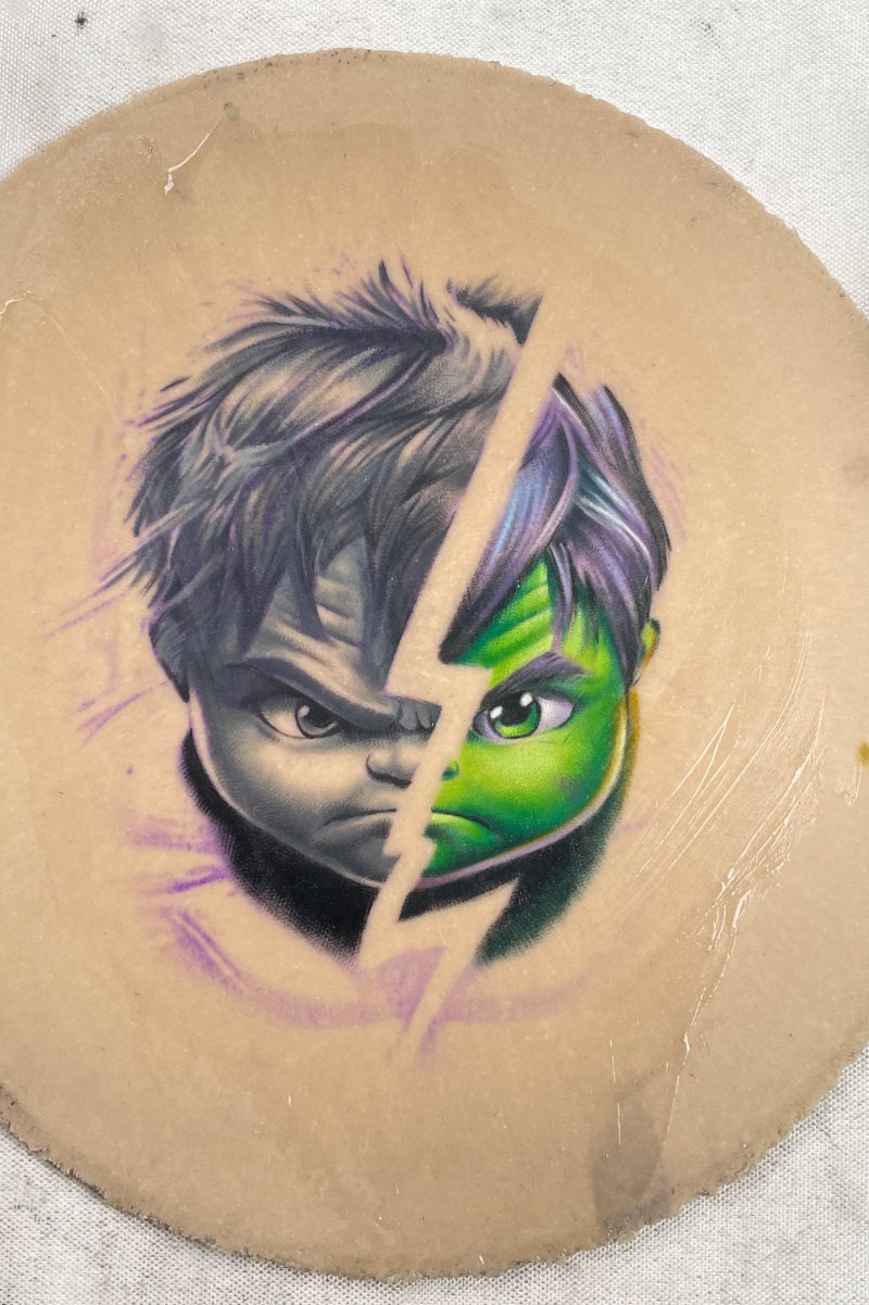 Tatuador aplicando cores na pele