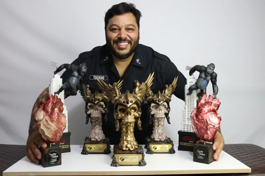 Tuzinho com os troféus de Melhor do Evento na Tattoo Week