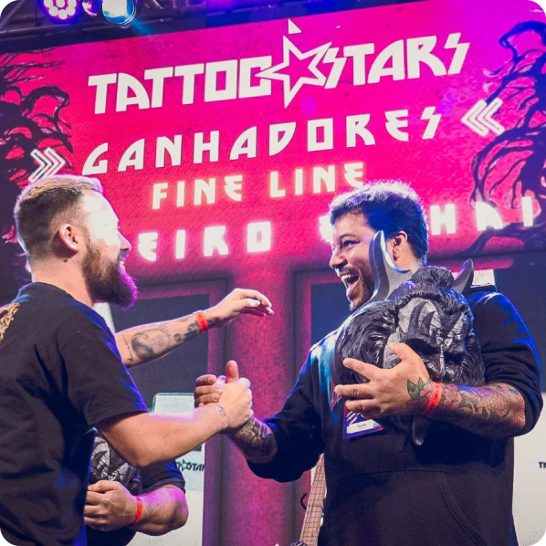 Tuzinho recebendo troféu no palco do Tattoo Stars